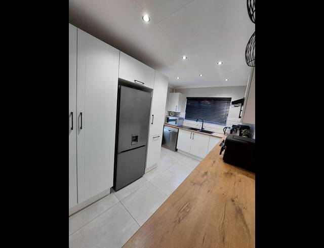 4 BEDROOM HOUSE FOR SALE IN BONAERO PARK